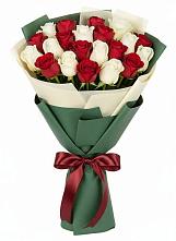 Букет Микс из красных и белых роз в Гамово