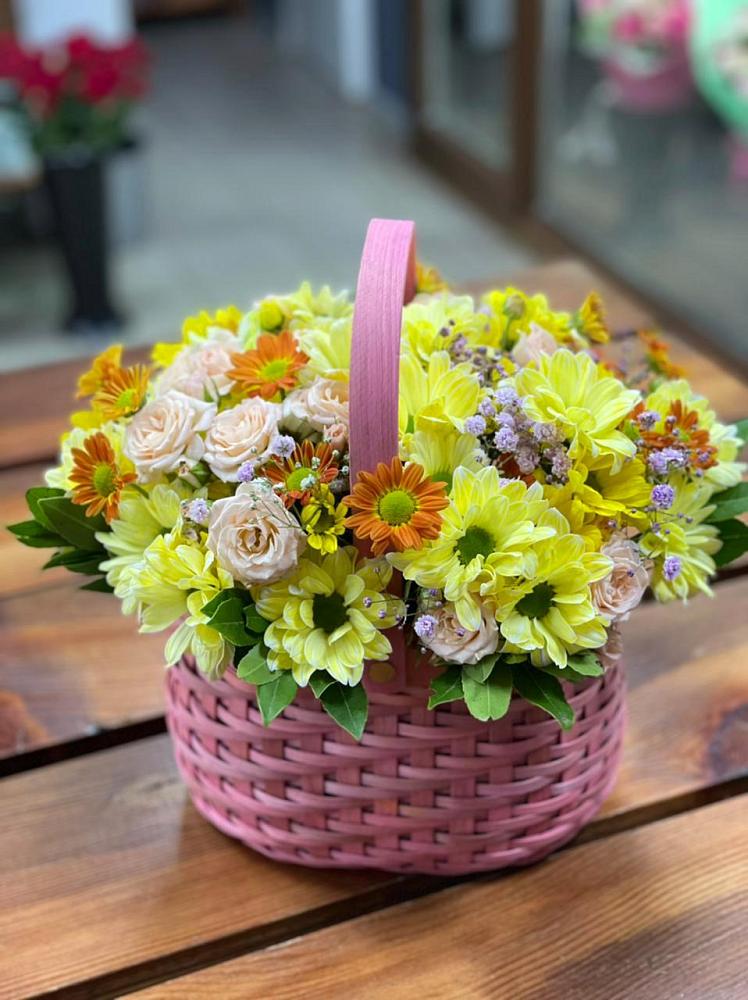 Цветочная композиция из Хризантемы и Розы в корзине в Гамово