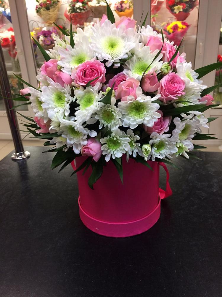 Цветочная композиция из Розы и Хризантемы в шляпной коробке в Гамово