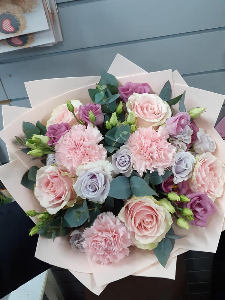 Букет цветов из: Розы, Гвоздики и Лизиантусы в Гамово